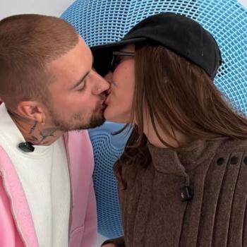 Джастин Бибер поделился фотографией поцелуя с женой