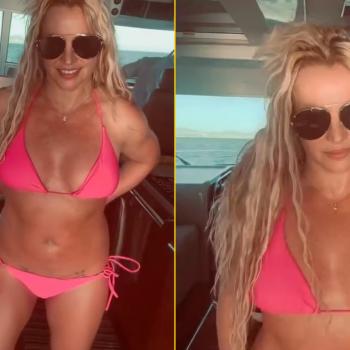 Бритни Спирс неизменна: она корчит рожицы и кружится на яхте в розовом бикини