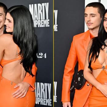 Кайли Дженнер и Тимоти Шаламе улыбаются и потирают руки на премьере