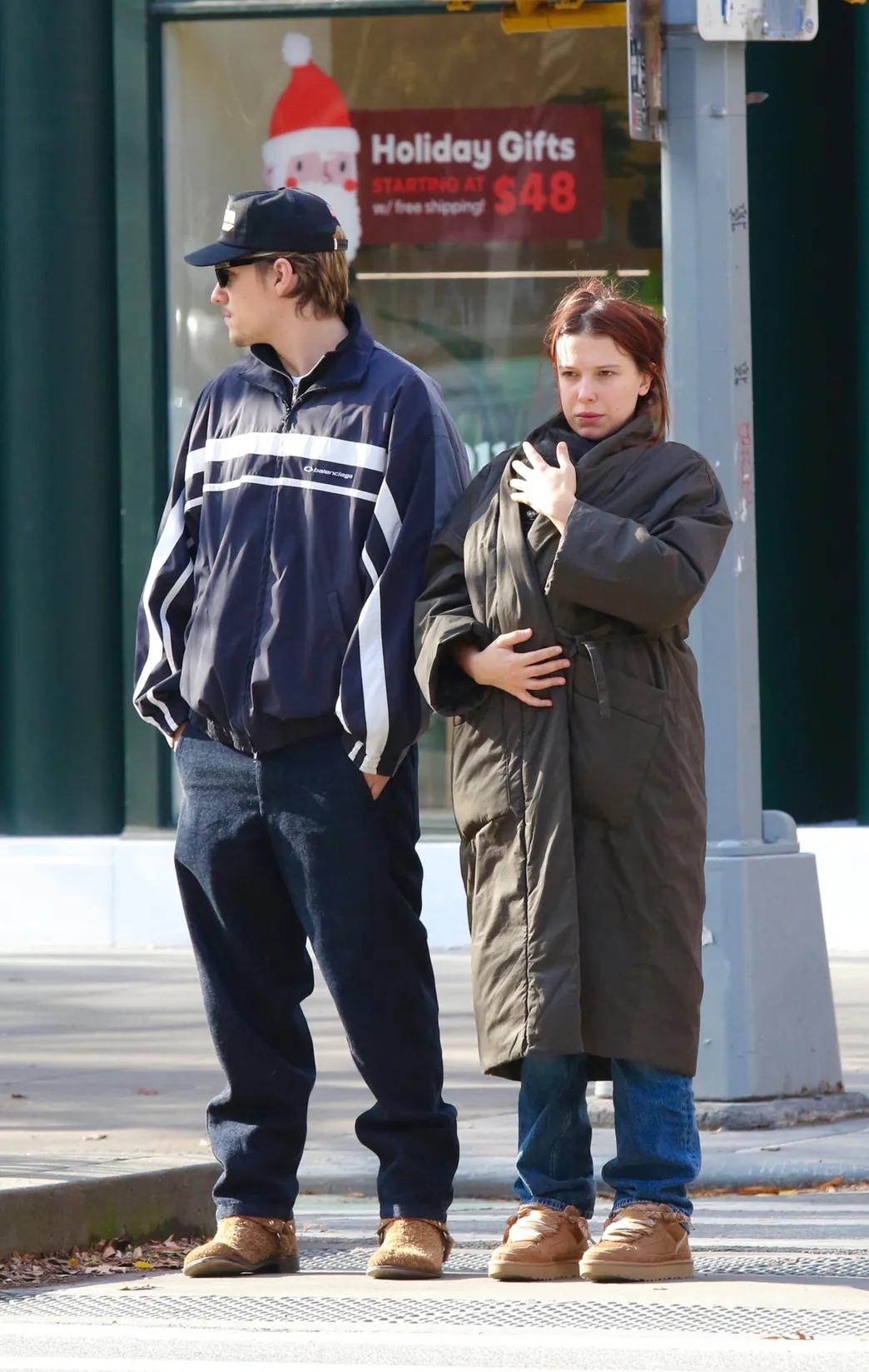 Милли Бобби Браун на прогулке с мужем Джейком Бонджови и дочерью