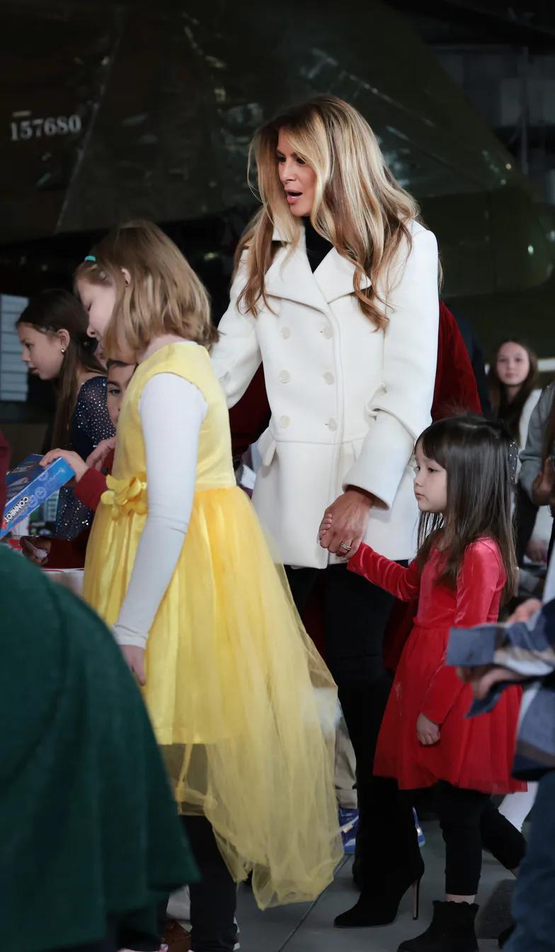 Мелания Трамп раздает подарки нуждающимся детям Мелания Трамп раздает подарки нуждающимся детям