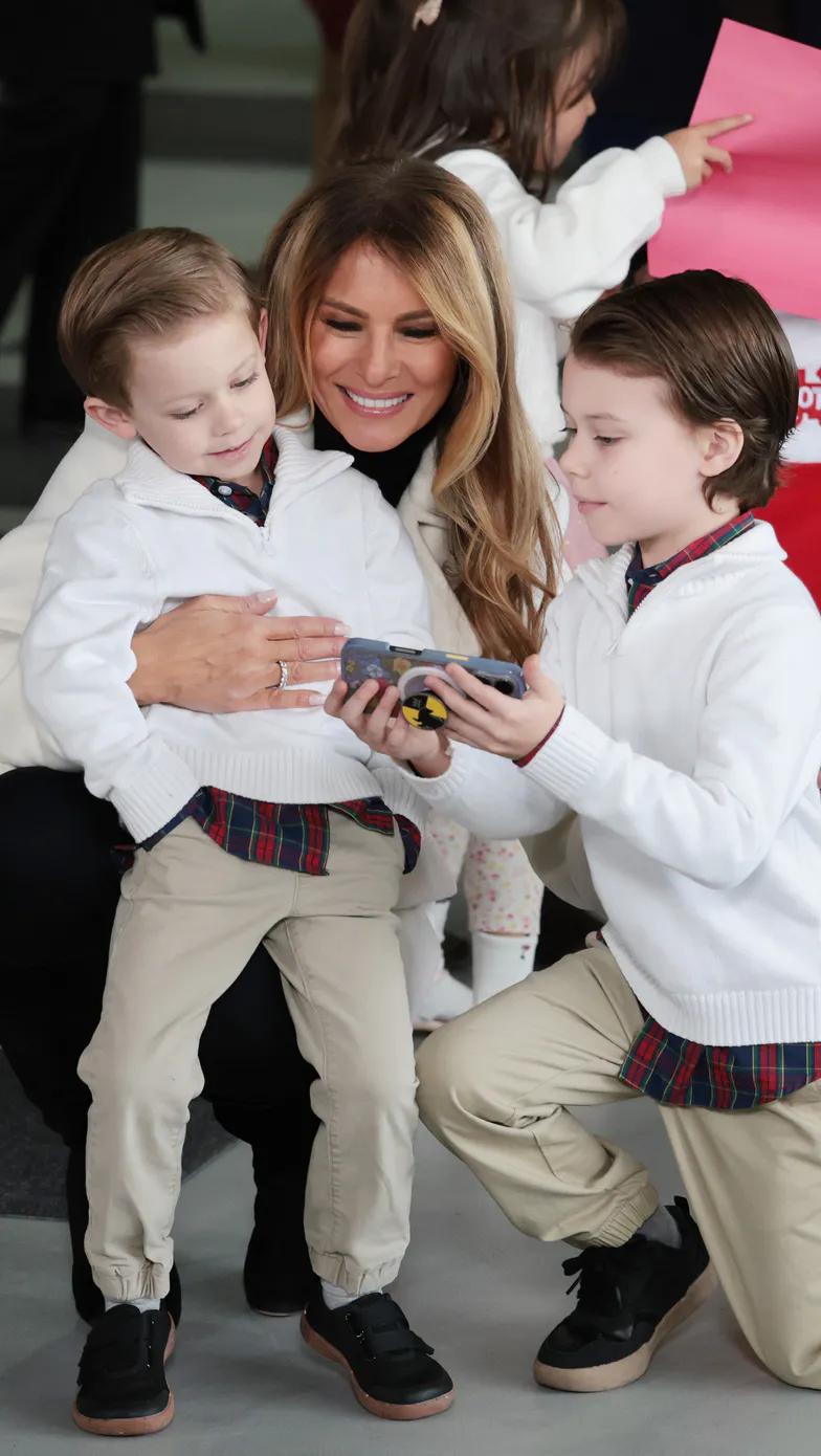 Мелания Трамп раздает подарки нуждающимся детям Мелания Трамп раздает подарки нуждающимся детям