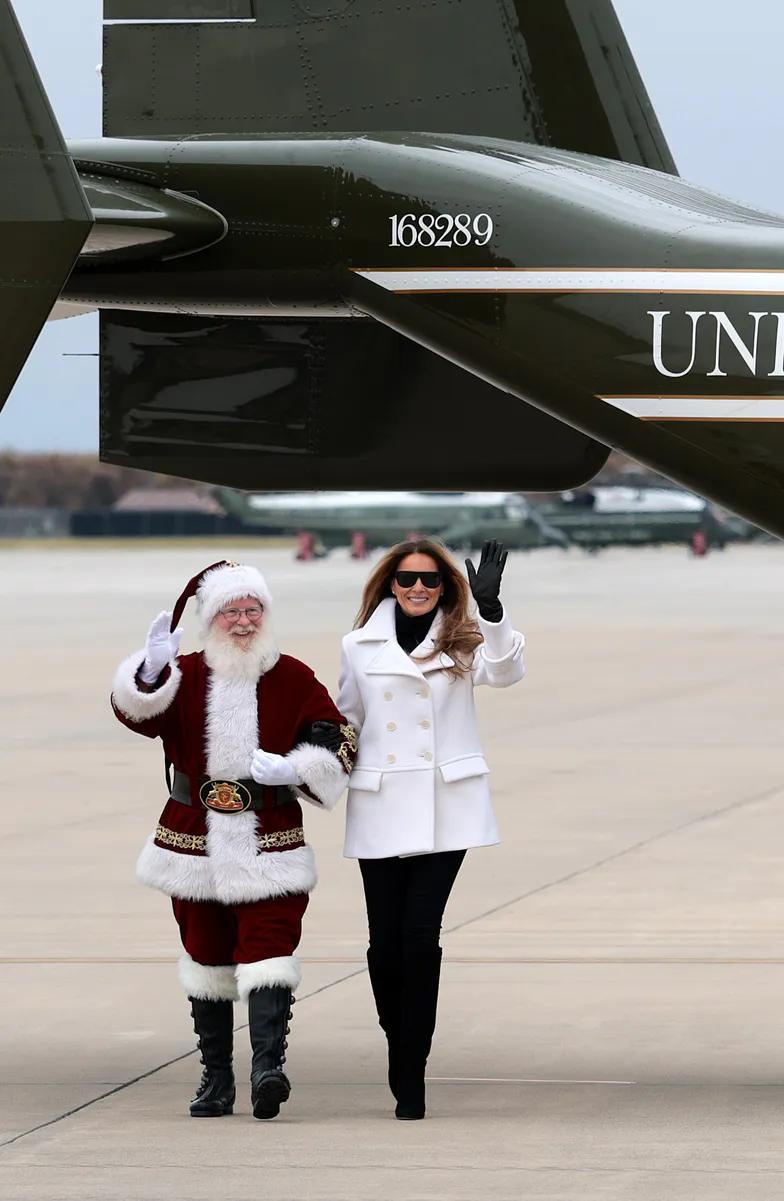 Мелания Трамп раздает подарки нуждающимся детям Мелания Трамп раздает подарки нуждающимся детям