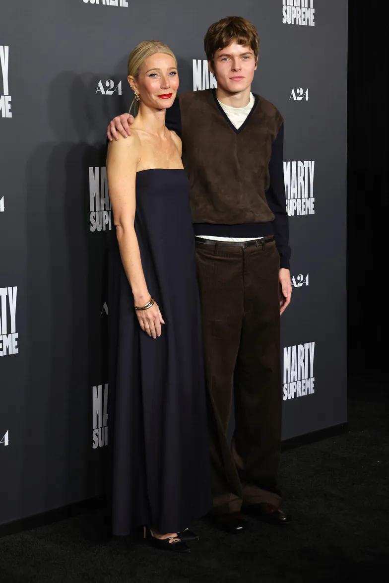 Гвинет Пэлтроу продемонстрировала своего сына на красной дорожке Гвинет Пэлтроу продемонстрировала своего сына на красной дорожке