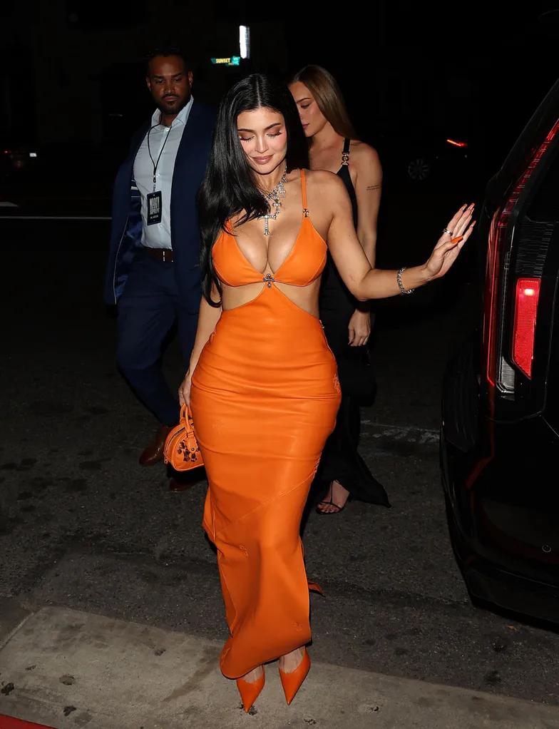 Кайли Дженнер демонстрирует декольте в Вест-Голливуде Кайли Дженнер демонстрирует декольте в Вест-Голливуде