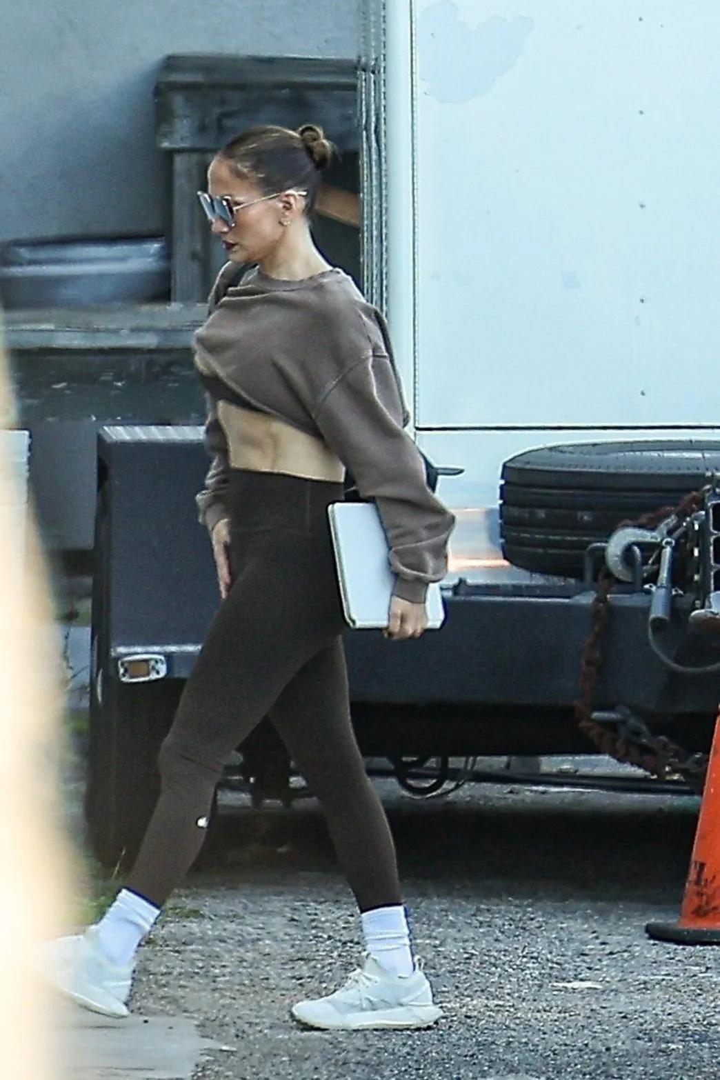 Дженнифер Лопес демонстрирует свой пресс из шести кубиков