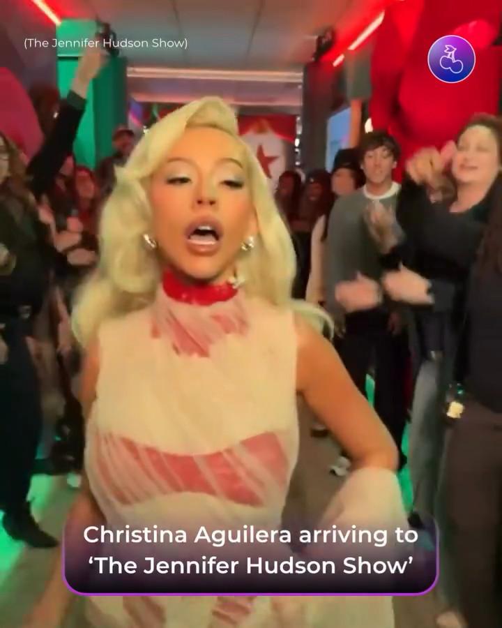 Кристина Агилера танцует перед тем, как войти в студию