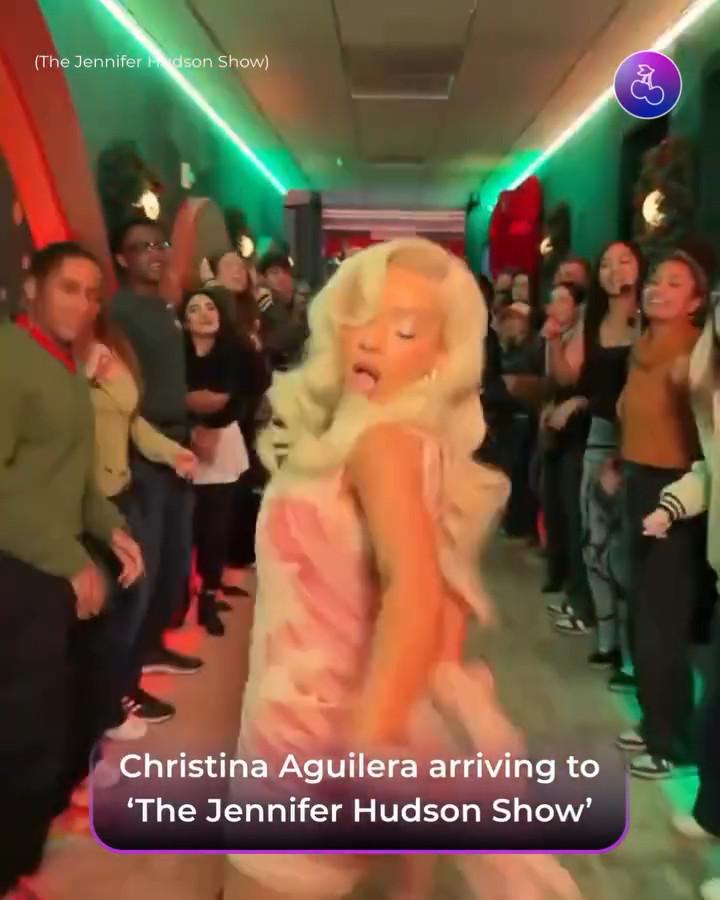 Кристина Агилера танцует перед тем, как войти в студию