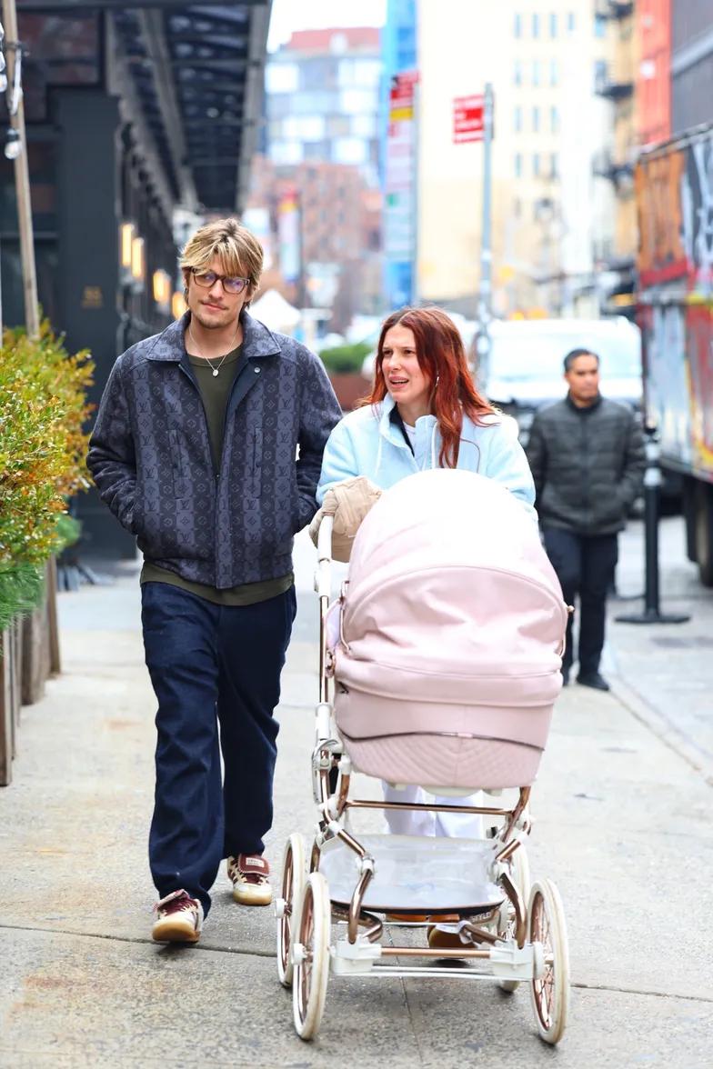 Милли Бобби Браун на прогулке со своим мужем и дочерью в Нью-Йорке