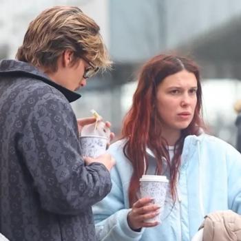 21-летняя Милли Бобби Браун запечатлена на фотографии, непринужденно прогуливающейся по Нью-Йорку со своим мужем и приемной дочерью