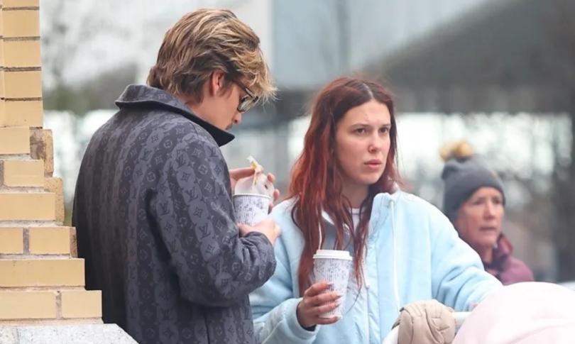 Милли Бобби Браун на прогулке со своим мужем и дочерью в Нью-Йорке