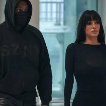 Бьянка Цензори с частично обнаженными ягодицами идет рядом с Канье Уэстом в маске