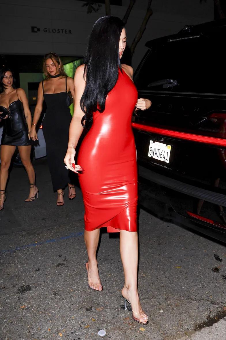 Кайли Дженнер в красном