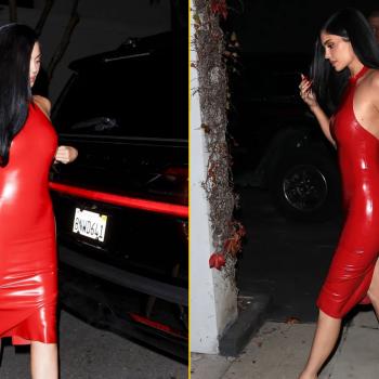 Кайли Дженнер грациозно дефилирует по Голливуду в кроваво-красном платье, подчеркивающем ее фигуру