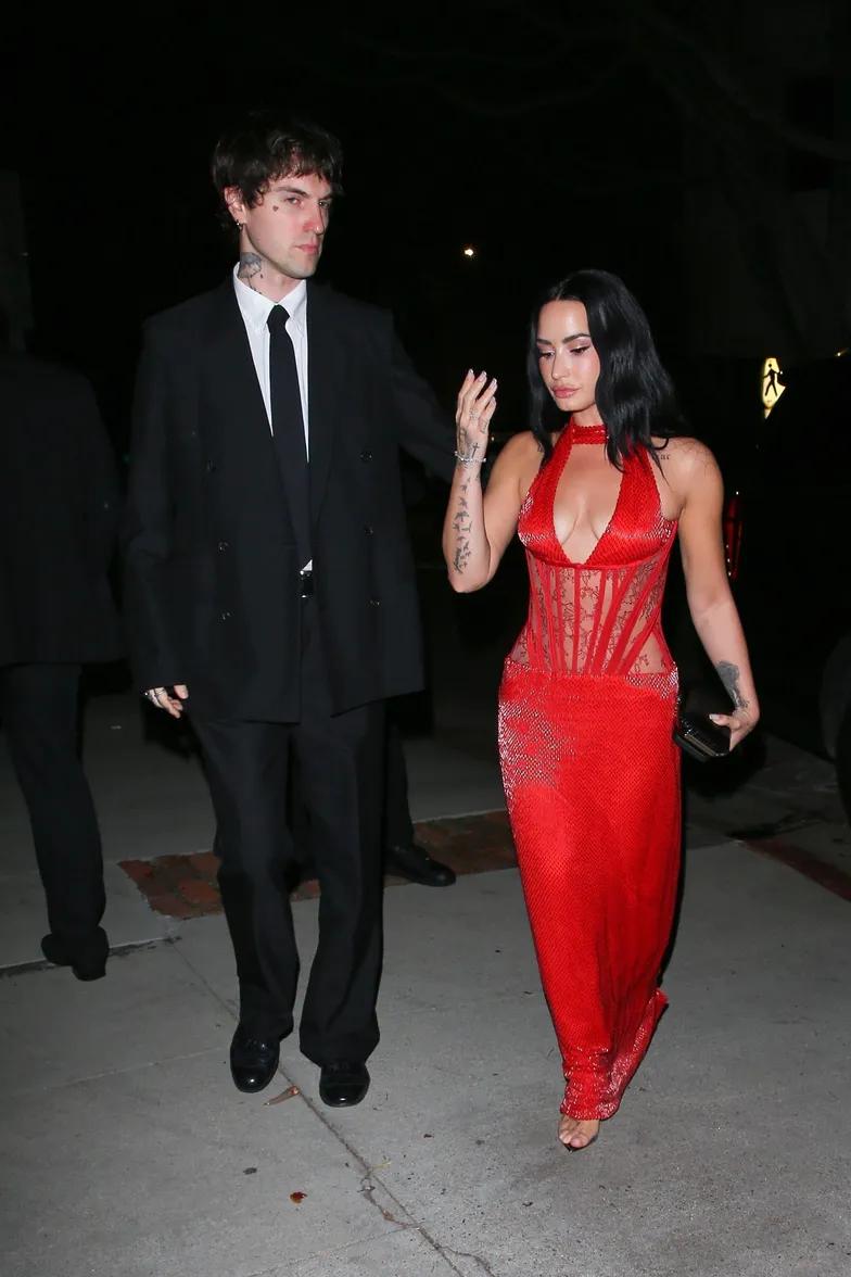 Деми Ловато направляется на рождественскую вечеринку