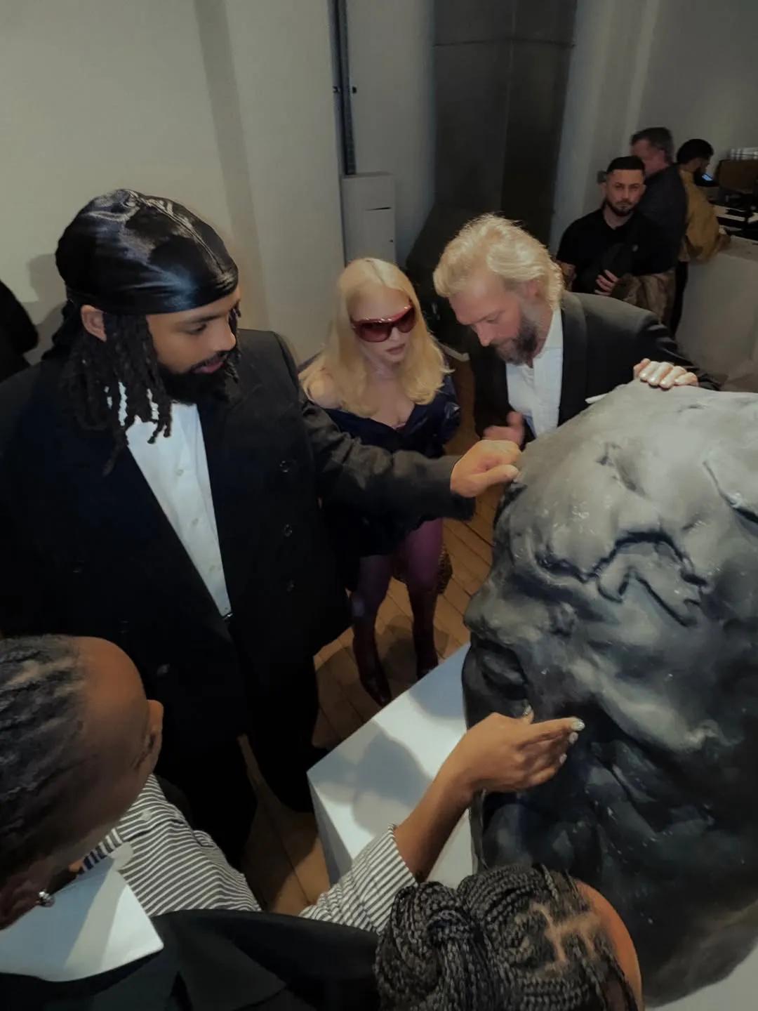 Мадонна на выставке своего сына