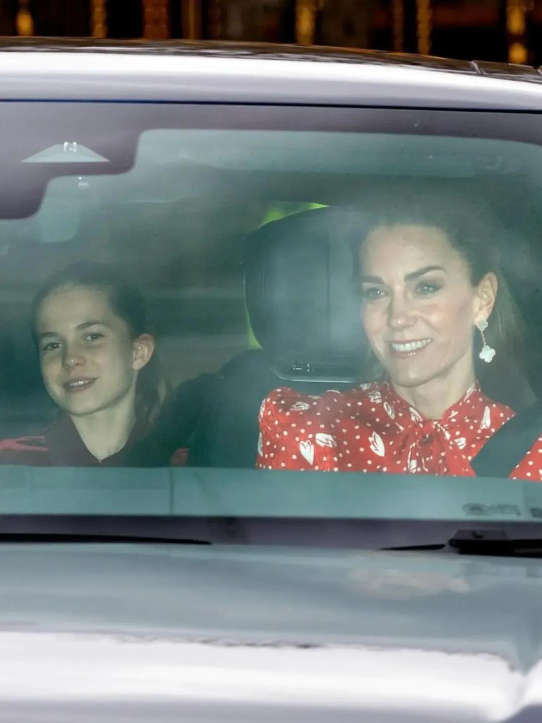 Члены королевской семьи направляются в Букингемский дворец Члены королевской семьи направляются в Букингемский дворец