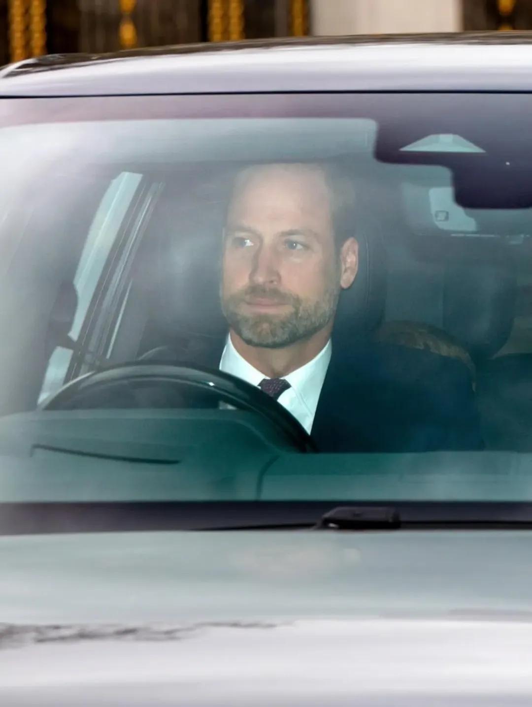 Члены королевской семьи направляются в Букингемский дворец Члены королевской семьи направляются в Букингемский дворец