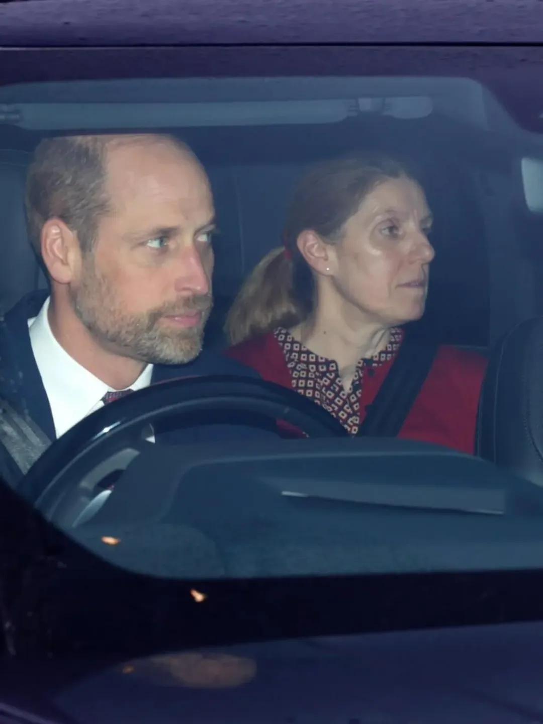 Члены королевской семьи направляются в Букингемский дворец Члены королевской семьи направляются в Букингемский дворец