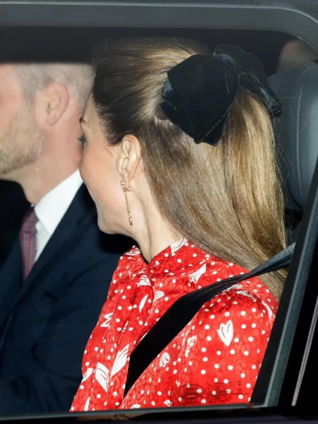 Члены королевской семьи направляются в Букингемский дворец Члены королевской семьи направляются в Букингемский дворец