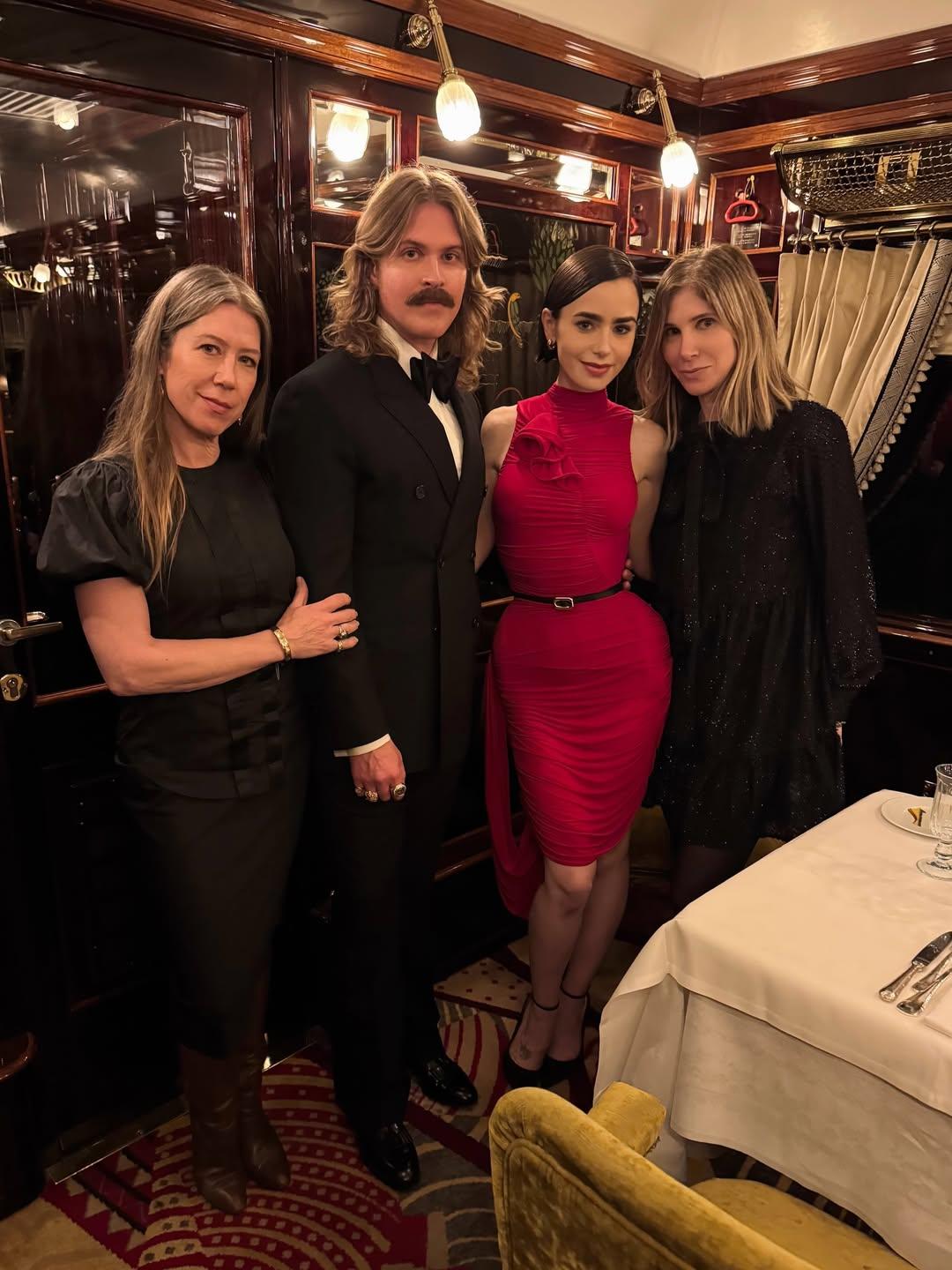 Лили Коллинз блистает в платье от Magda Butrym