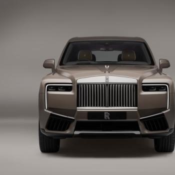 У Rolls-Royce Cullinan новое лицо. Обновленная модель ориентирована на более молодых водителей.