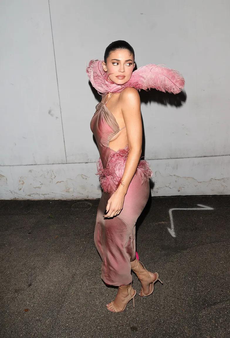 Кайли Дженнер направляется на рождественскую вечеринку