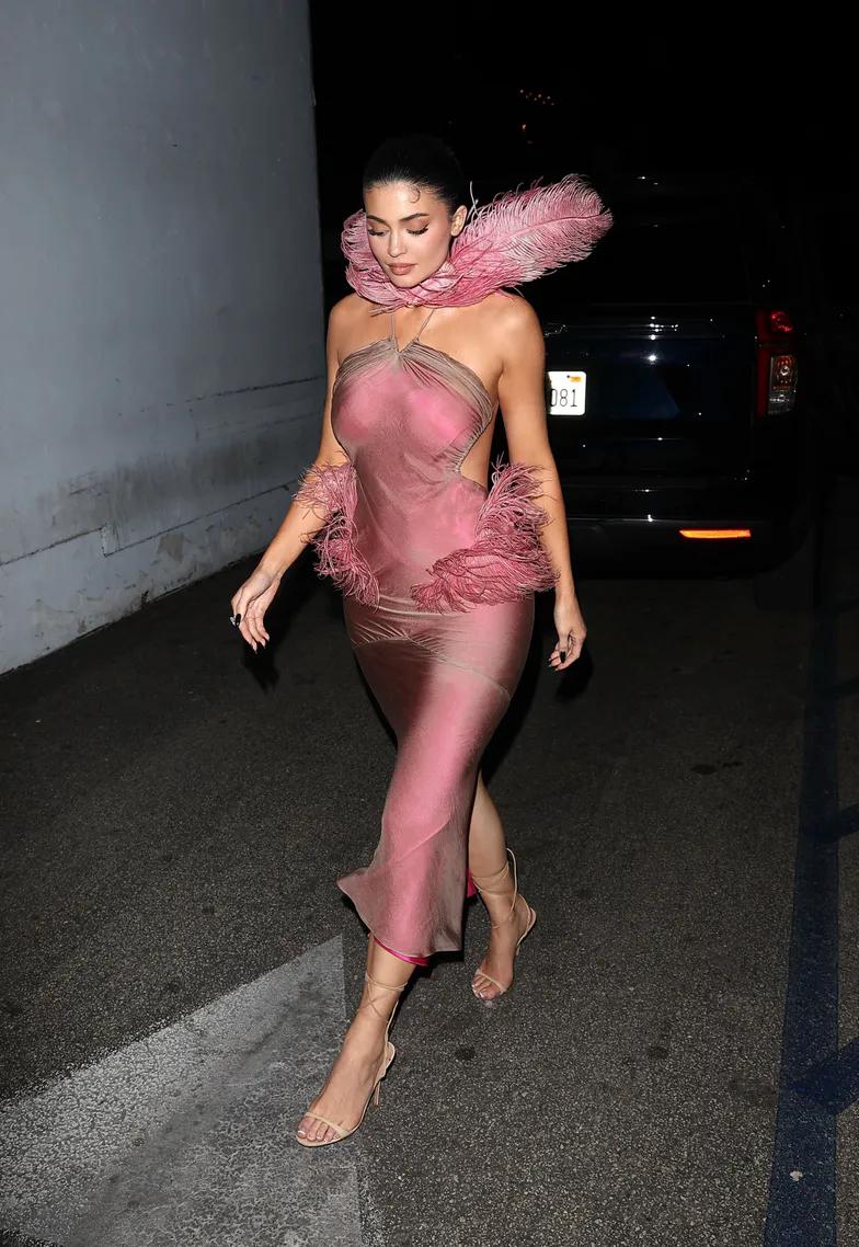 Кайли Дженнер направляется на рождественскую вечеринку