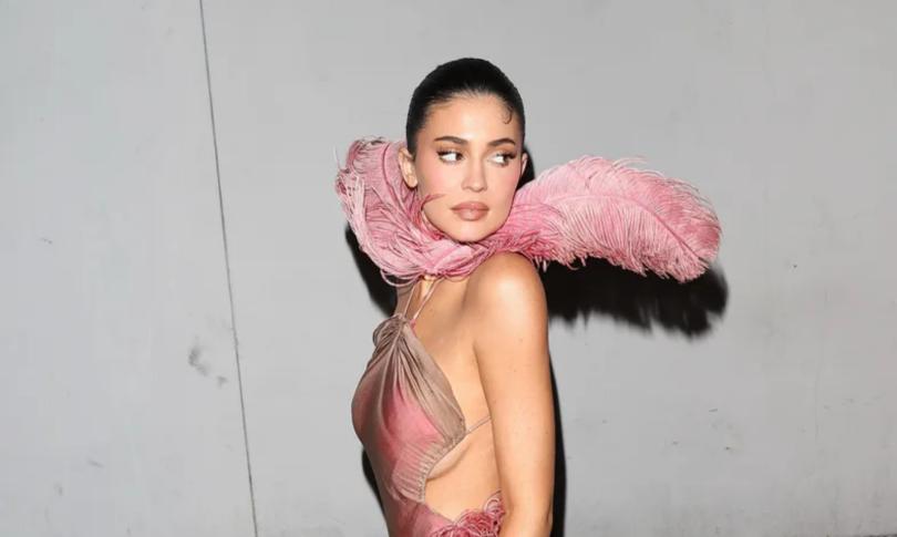 Кайли Дженнер направляется на рождественскую вечеринку