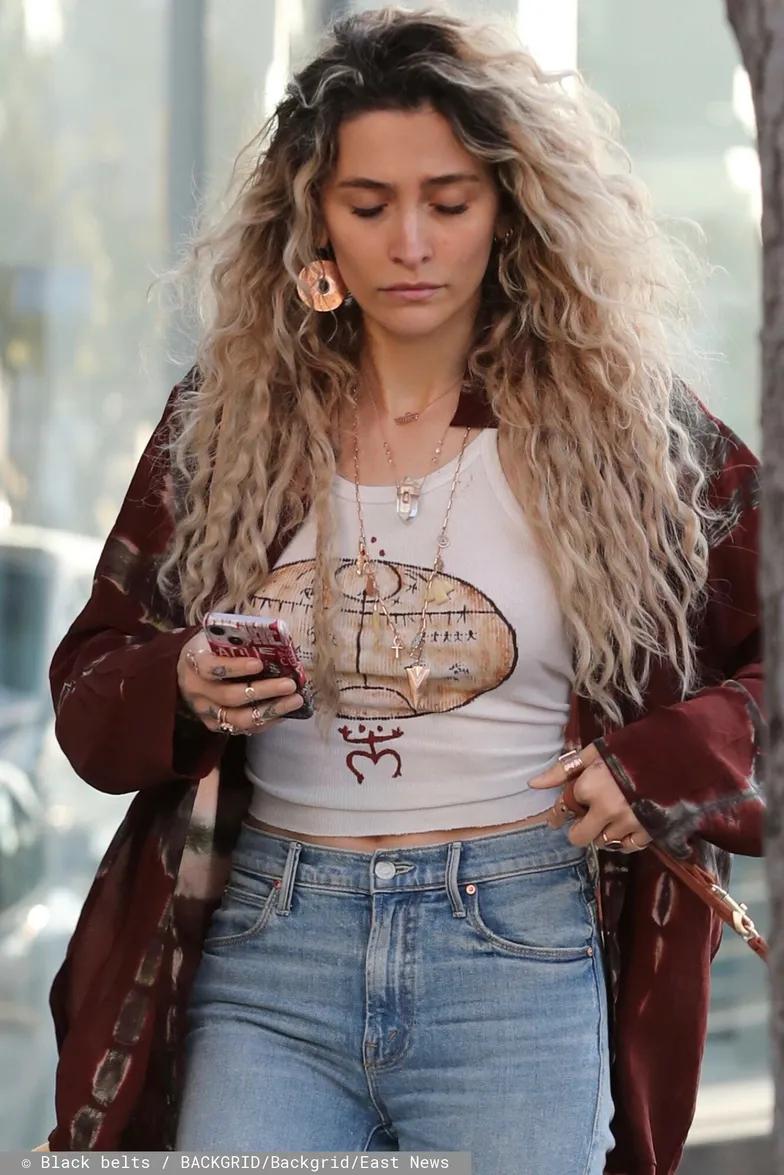 Пэрис Джексон гуляет со своей собакой