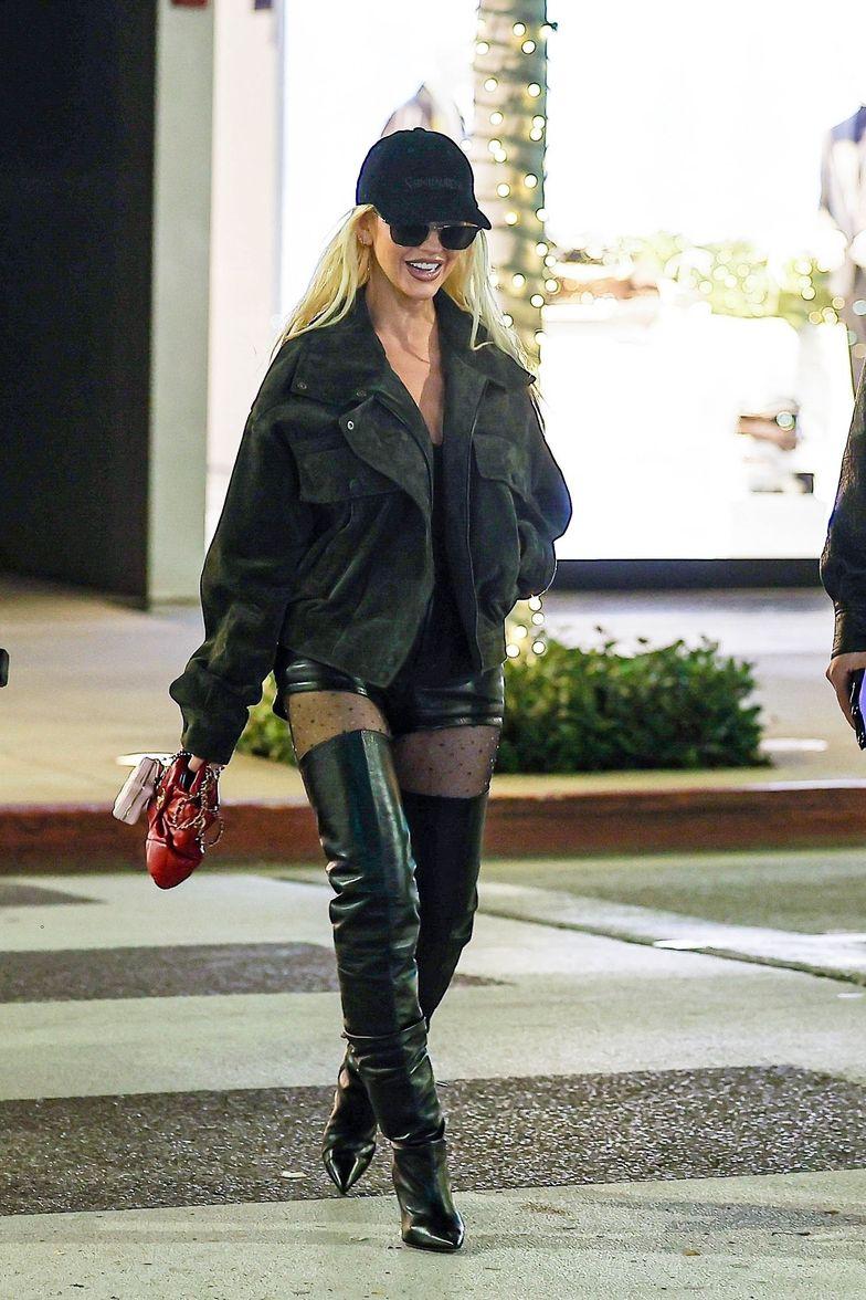 Кристина Агилера бродит по торговому центру в сапогах