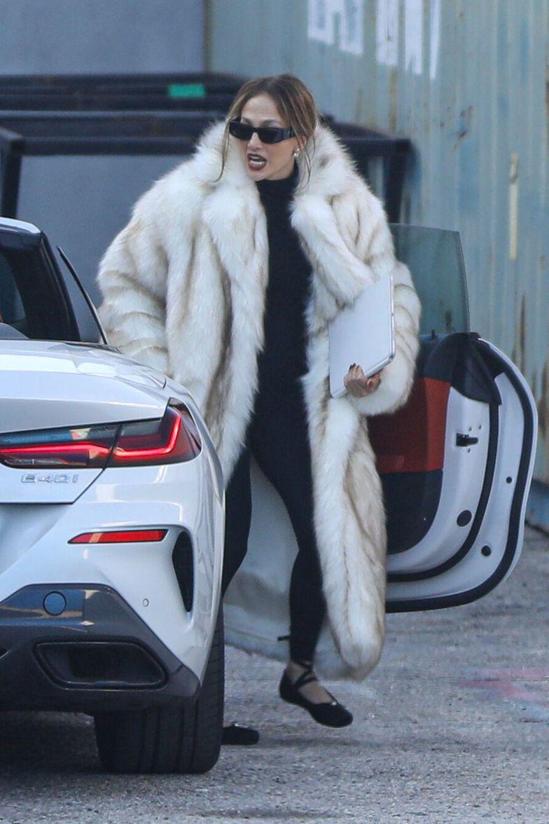 Дженнифер Лопес ходит по делам в огромной меховой шубе Дженнифер Лопес ходит по делам в огромной меховой шубе