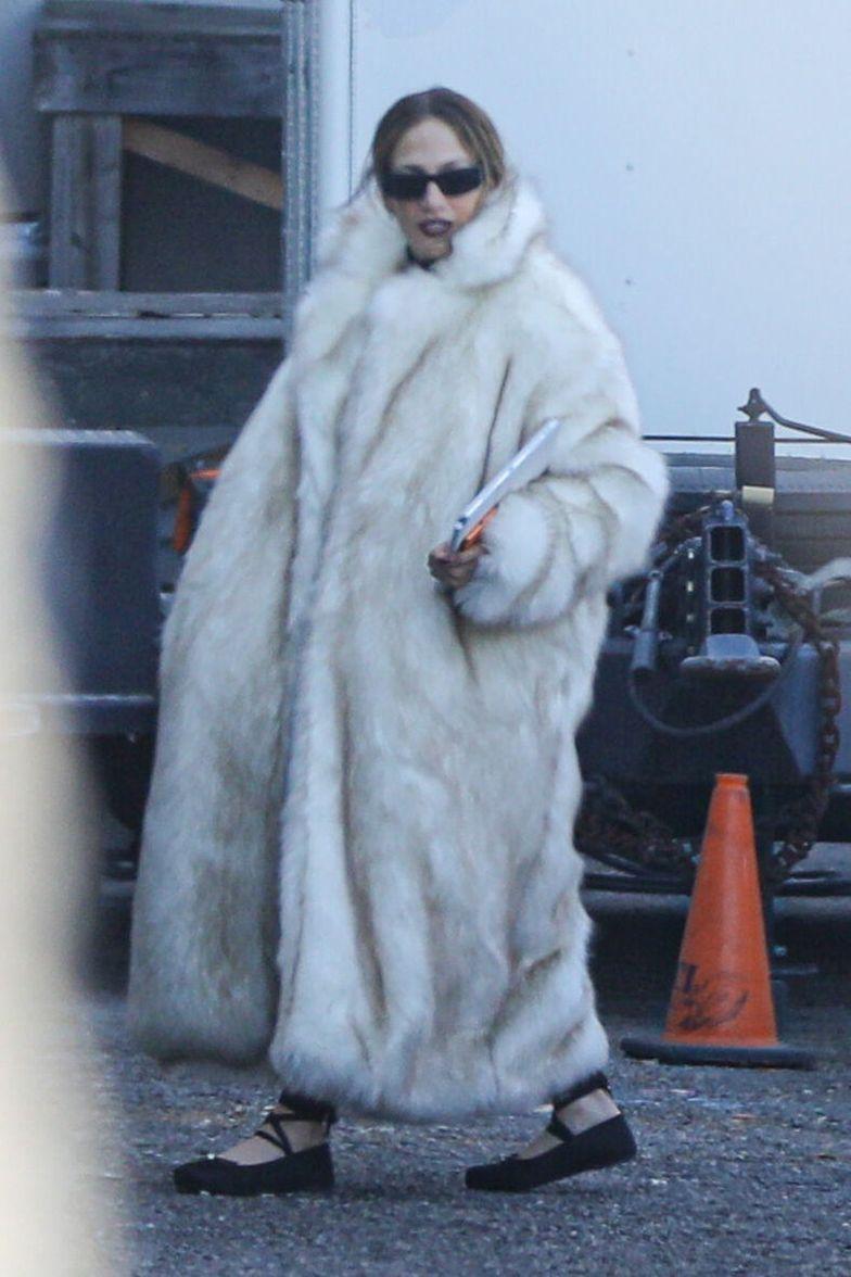 Дженнифер Лопес ходит по делам в огромной меховой шубе Дженнифер Лопес ходит по делам в огромной меховой шубе