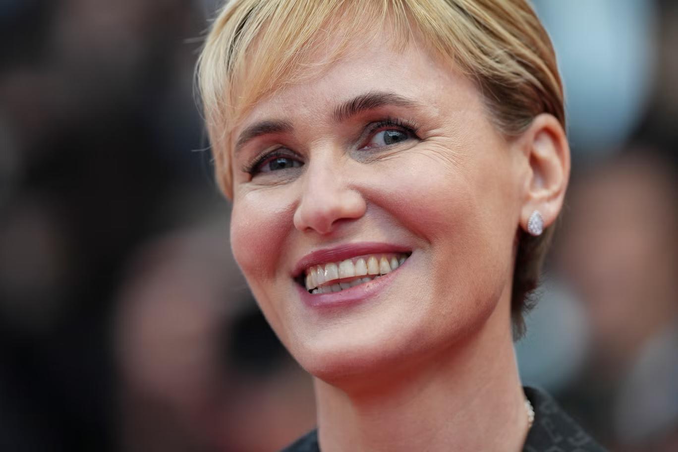 Жюдит Годреш (в центре) и съемочная группа “Moi aussi” в Каннах, 15 мая 2024 года.