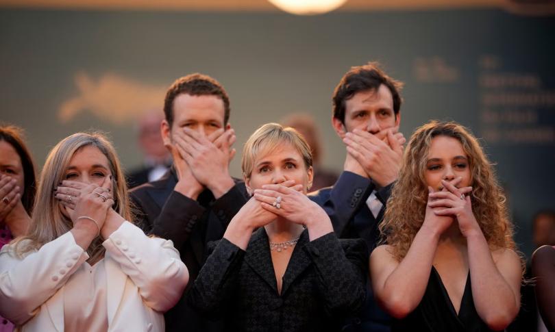 Жюдит Годреш (в центре) и съемочная группа “Moi aussi” в Каннах, 15 мая 2024 года.