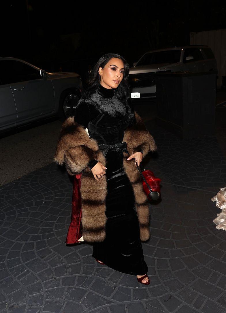 Ким Кардашьян спешит на рождественское торжество.