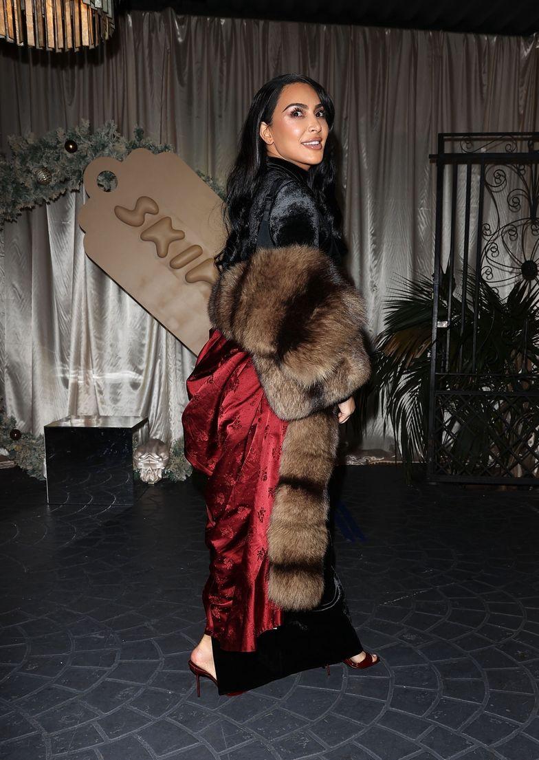 Ким Кардашьян спешит на рождественское торжество.