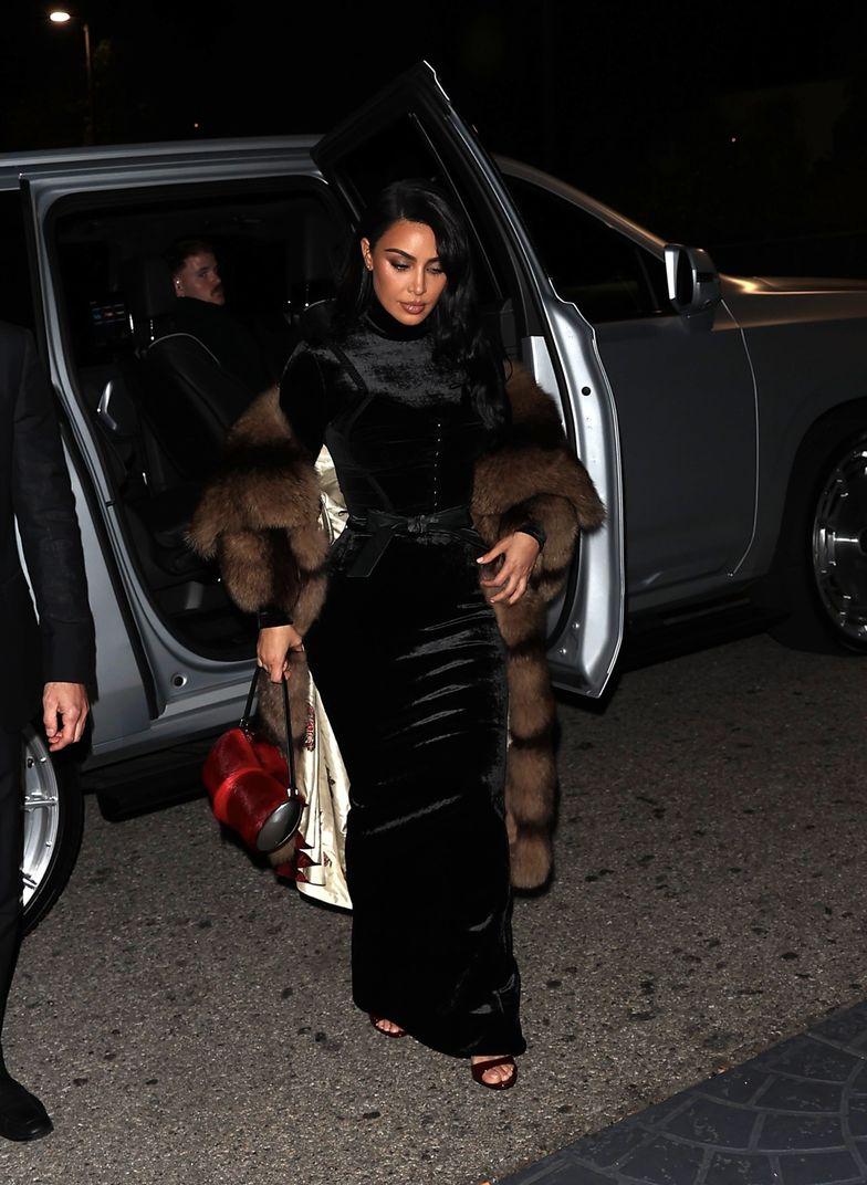 Ким Кардашьян спешит на рождественское торжество.