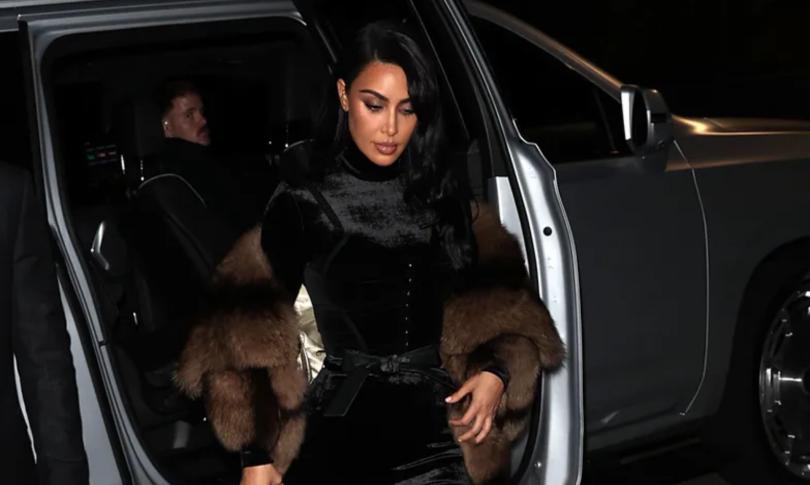 Ким Кардашьян спешит на рождественскую вечеринку