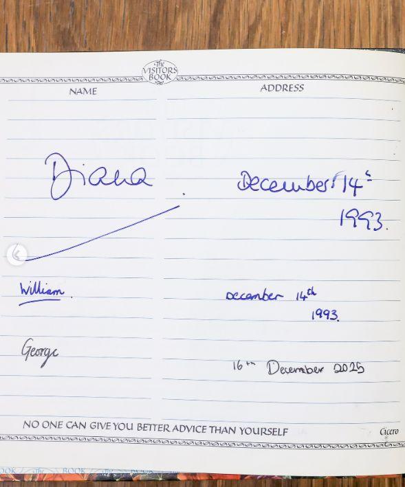 Принц Уильям показывает записи из гостевой книги.