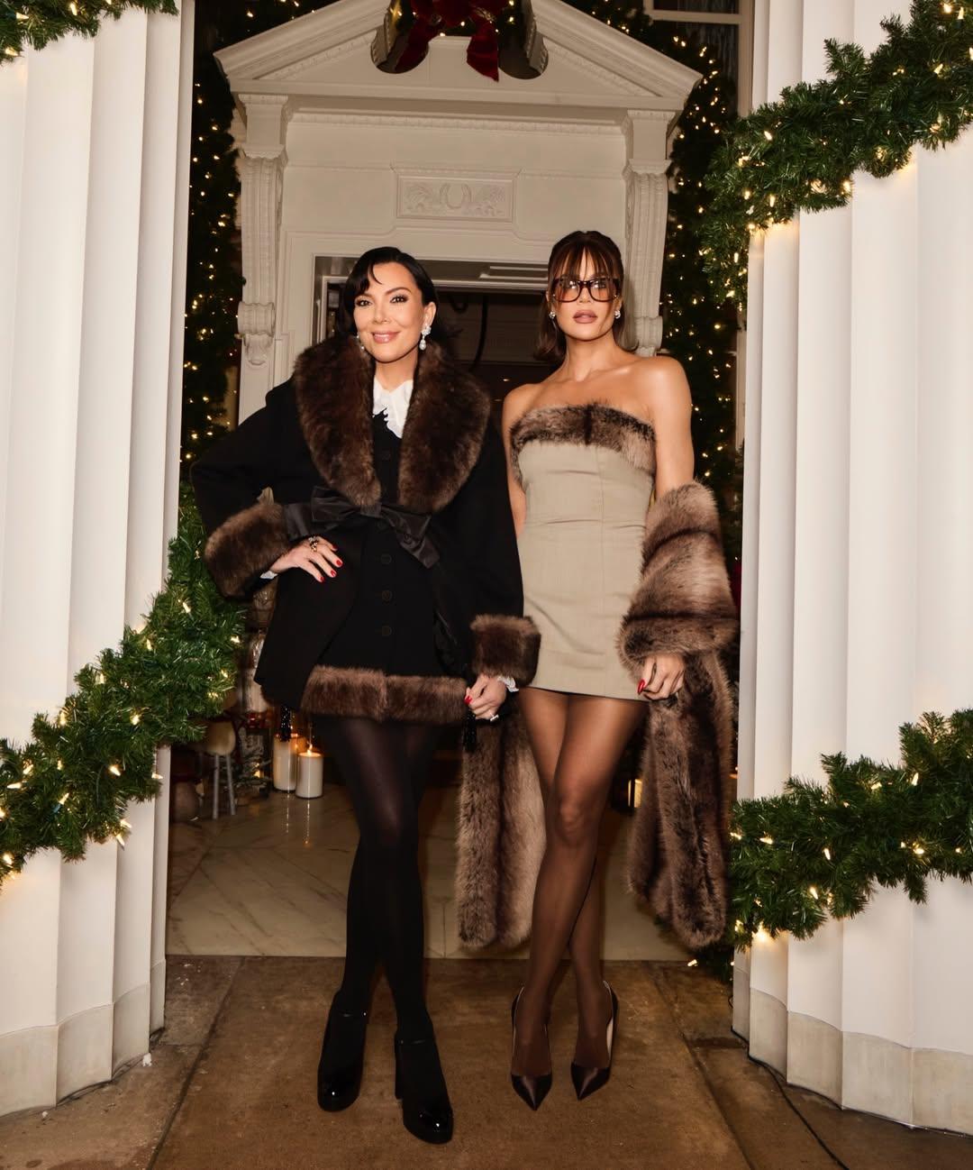 Крис Дженнер, выглядящая моложе, позирует с Хлоей и Лорен Санчес Крис Дженнер, выглядящая моложе, позирует с Хлоей и Лорен Санчес