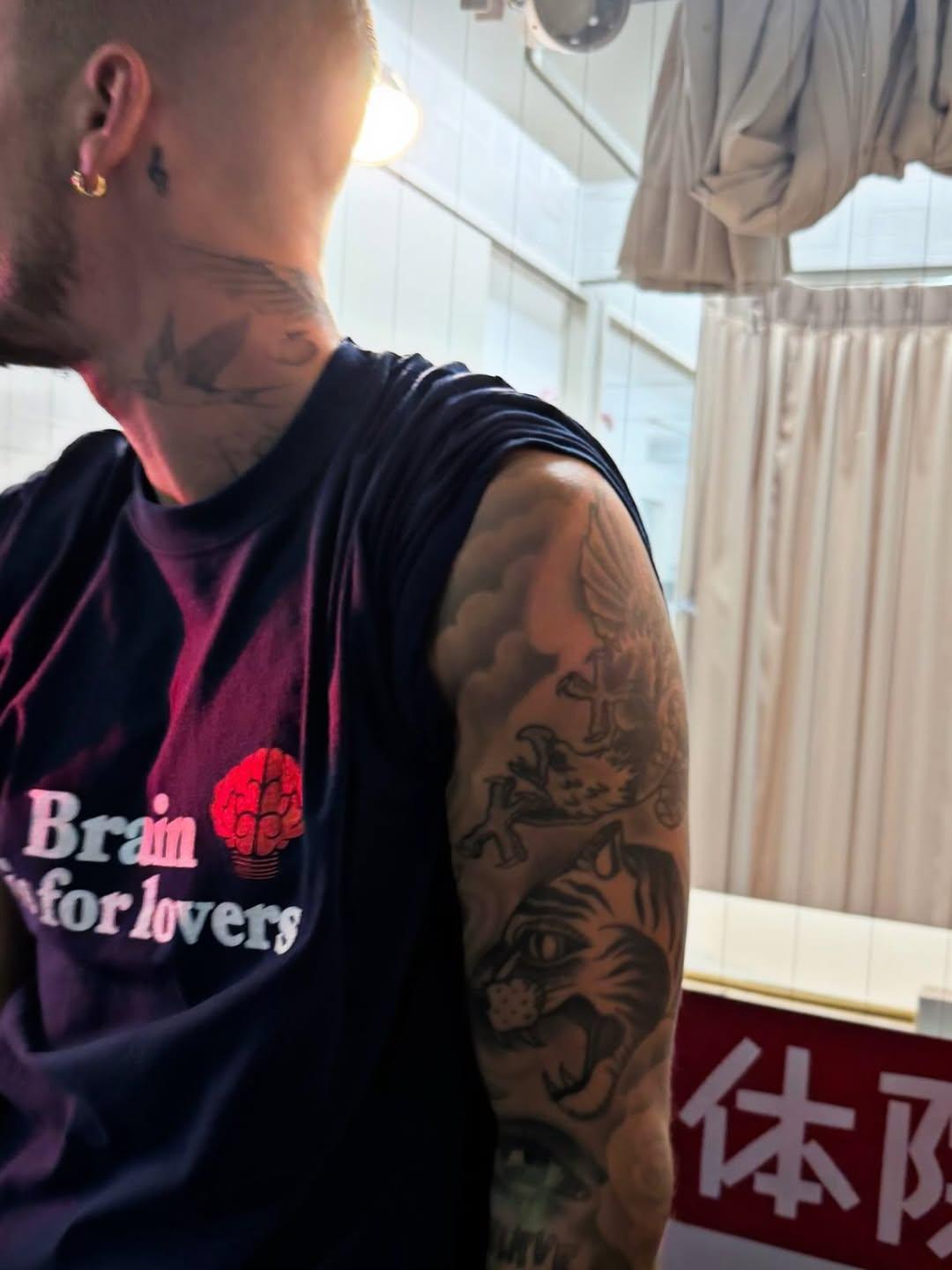 Хейли Бибер демонстрирует подтянутый живот