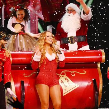 Мэрайя Кэри зарабатывает миллионы в год благодаря своему рождественскому хиту. Ее годами обвиняют в плагиате