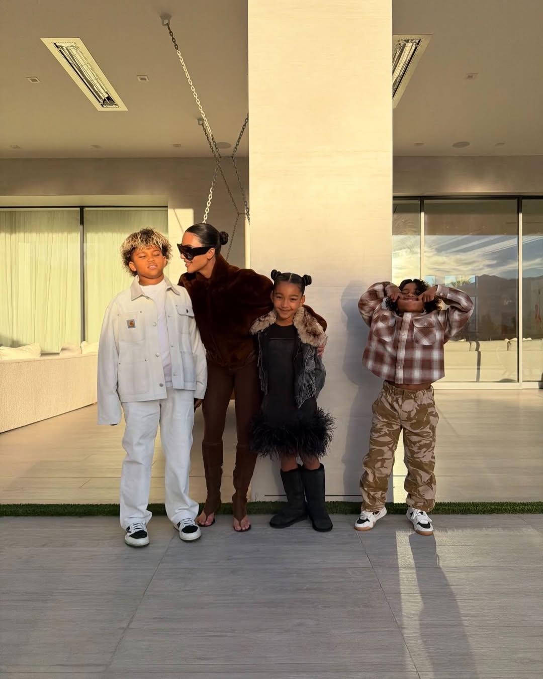 Ким Кардашьян и её дети.