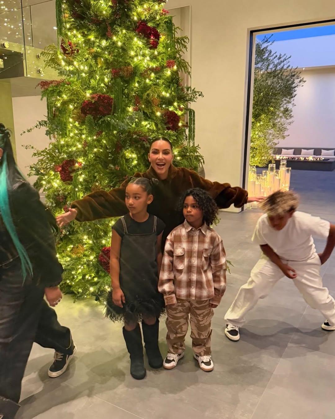 Ким Кардашьян и её дети.
