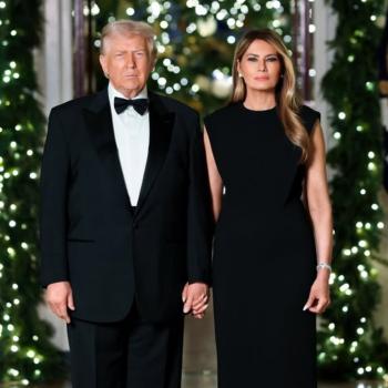 Серьезные выражения лиц и классическая элегантность. Именно так Трампы передают свои праздничные поздравления