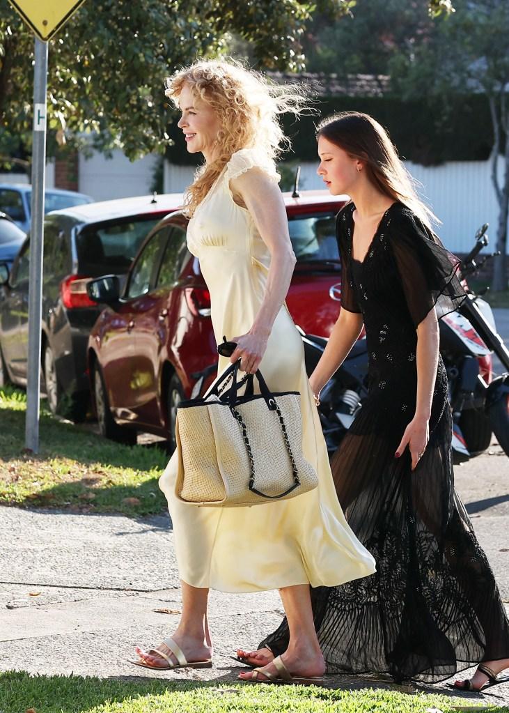 Для этого мероприятия она выбрала бледно-желтое атласное платье, сумку-тоут Chanel и сандалии Manolo Blahnik.