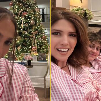 Дженнифер Лопес встретила Сочельник в семейном кругу — в одинаковых полосатых пижамах