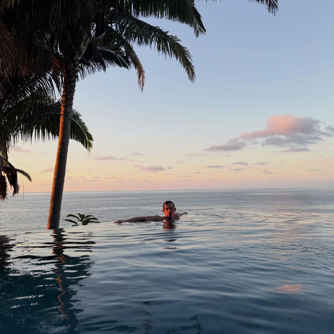 Каллум Тернер на отдыхе с Дуа Липой Каллум Тернер на отдыхе с Дуа Липой