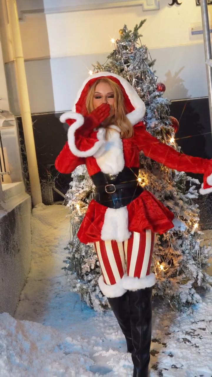 Кайли Миноуг в образе Санты Кайли Миноуг в образе Санты